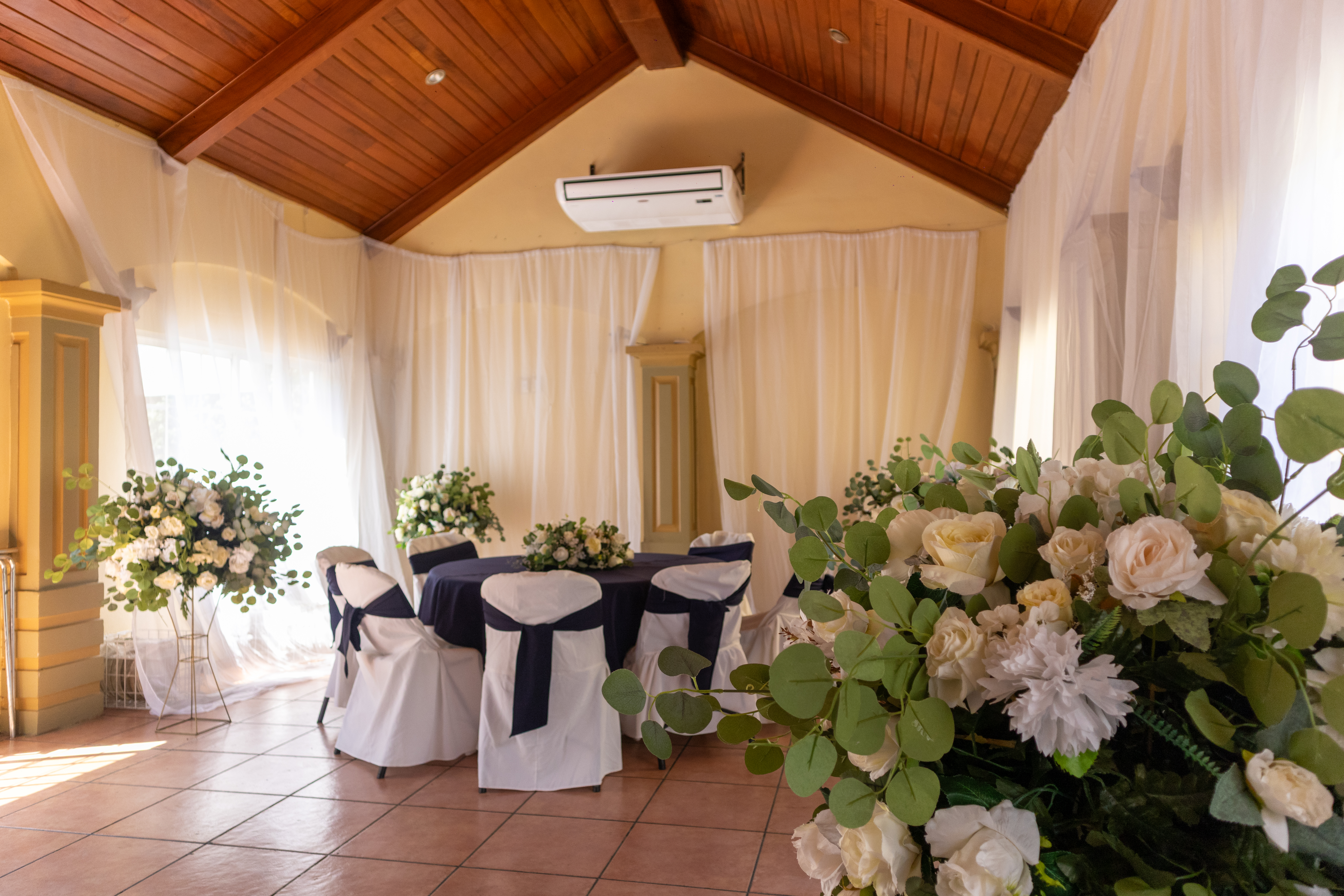 Servicio de Restaurante, Bar, Piscina y Eventos